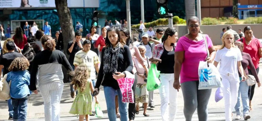 Expectativa de vida no Brasil sobe e atinge 76,6 anos em 2024, aponta IBGE