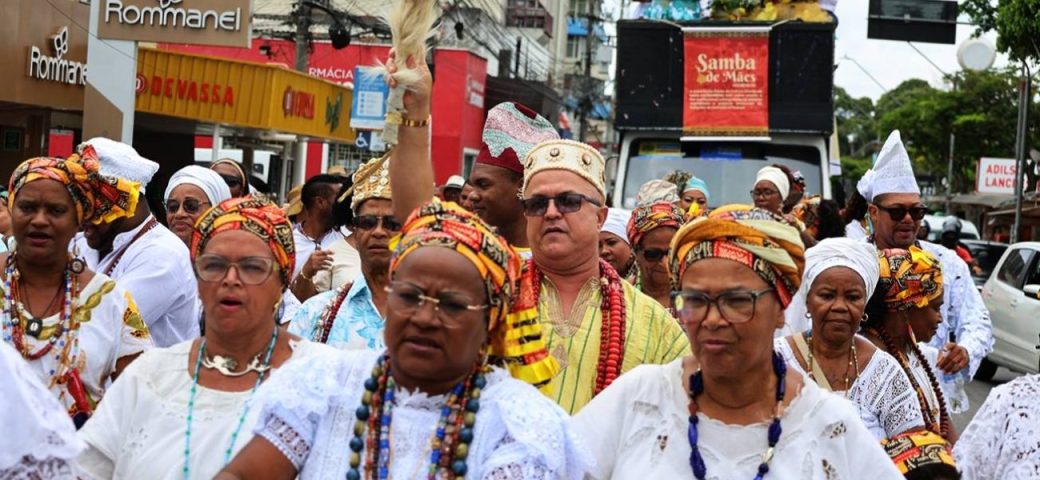 Caminhada das Iabás celebra poder feminino no candomblé com cânticos e danças em Feira de Santana