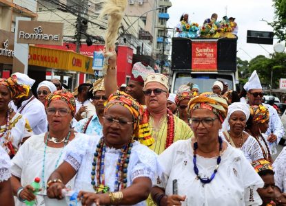 Caminhada das Iabás celebra poder feminino no candomblé com cânticos e danças em Feira de Santana
