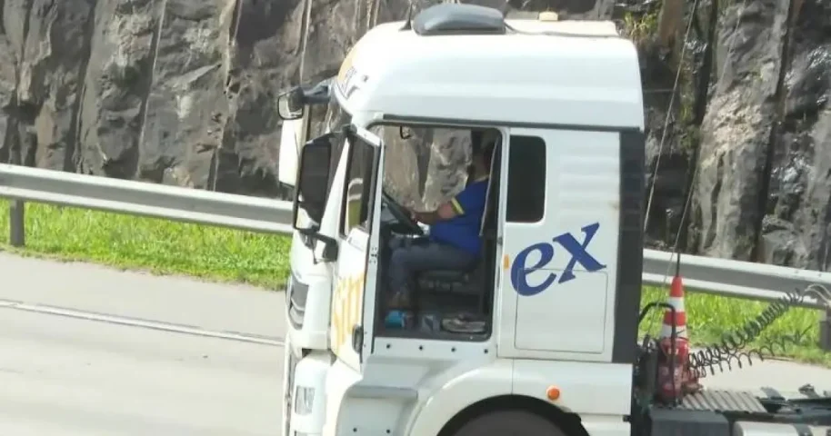 Carreta bloqueia Rodoanel em São Paulo; motorista é feito de refém amarrado a bomba caseira