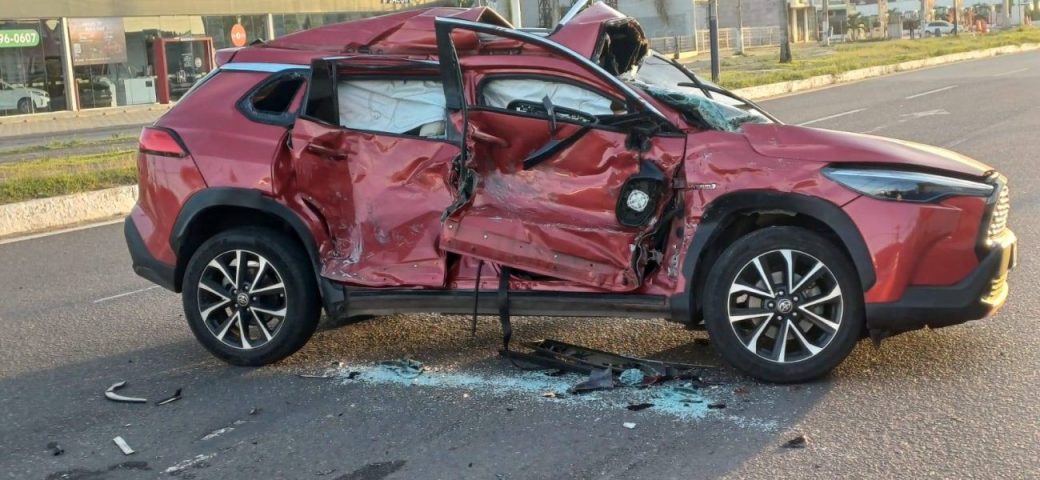 Acidente grave entre carro e ônibus causa uma morte em Feira de Santana