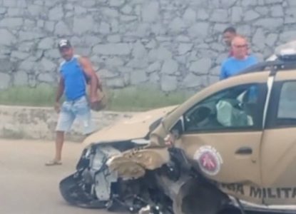 Policial militar é hospitalizado após acidente com viatura em Feira de Santana