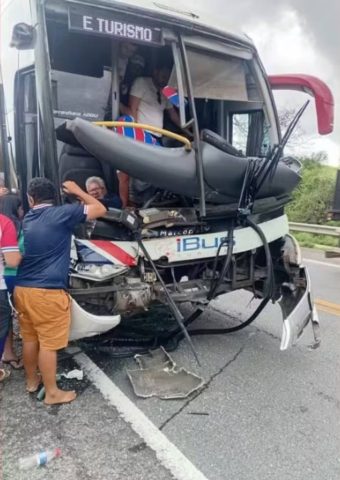 Ônibus com torcida do Fortaleza bate em carreta e deixa feridos na Bahia
