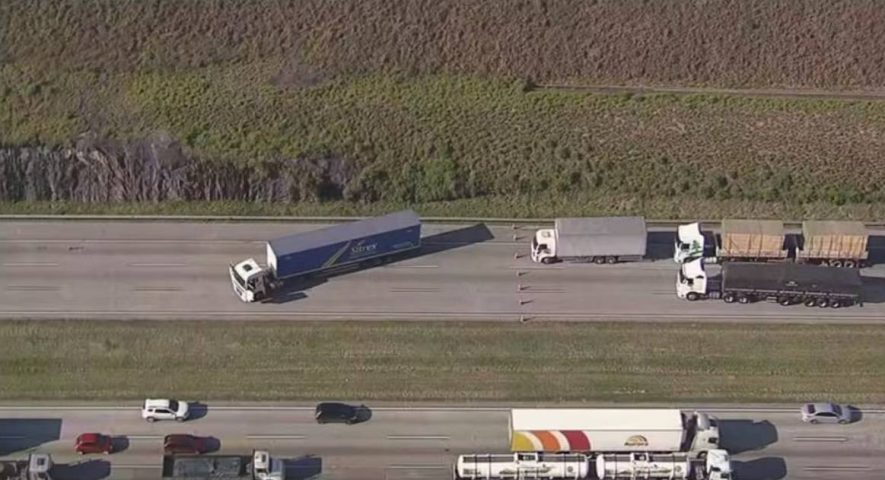 Após cerca de cinco horas, carreta com bomba falsa é retirada de rodovia em São Paulo