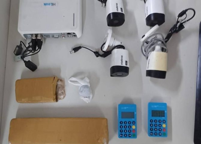 Polícia prende suspeito e apreende drogas e câmeras de videomonitoramento no bairro Aviário, em Feira de Santana