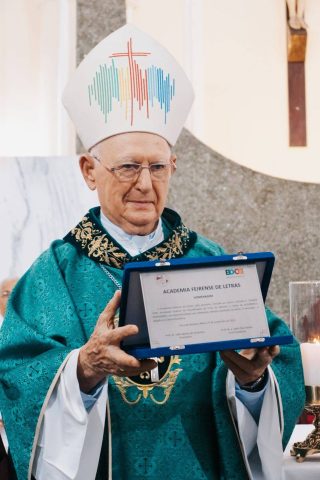 Dom Itamar Vian recebe título de Acadêmico Honorário da Academia Feirense de Letras