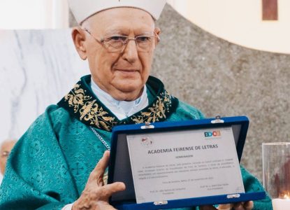 Dom Itamar Vian recebe título de Acadêmico Honorário da Academia Feirense de Letras