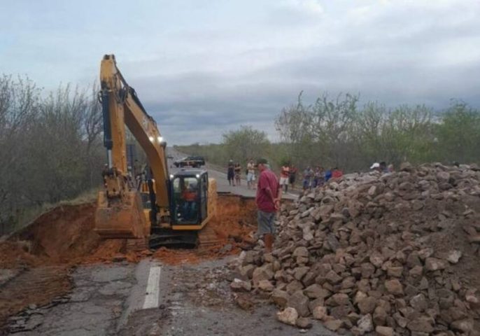 DNIT avança na recuperação da BR-116 entre Araci e Tucano