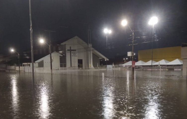 Após forte chuva, água volta invadir área de igreja no bairro Cidade Nova pelo segundo ano consecutivo