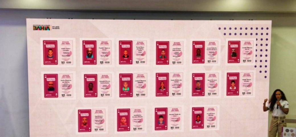 Lançamento do Baralho Lilás amplia busca por foragidos por crimes contra mulheres na Bahia