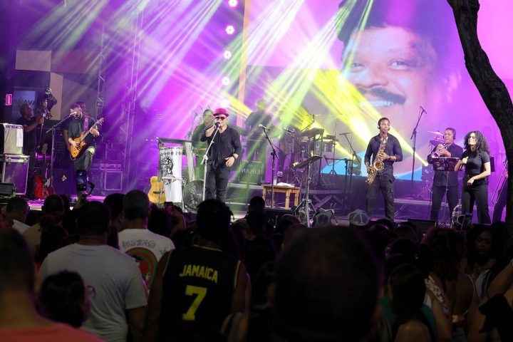 Negra Cor embala público com axé e tributo a Tim Maia no Natal Encantado