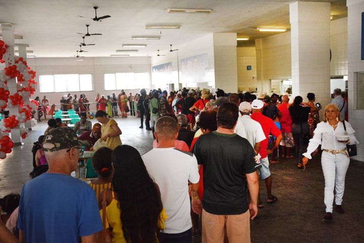 Caruru é servido para 3 mil pessoas no Dia de Santa Bárbara no Centro de Abastecimento em Feira de Santana