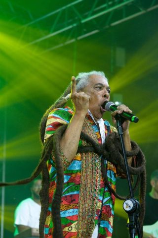 Cantor de reggae Tonho Dionorina é extubado e apresenta quadro estável após internação em Feira de Santana