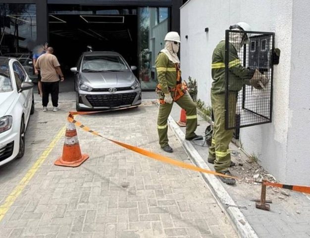 Loja de carros de luxo em Feira de Santana é flagrada com ‘gato’ de energia elétrica