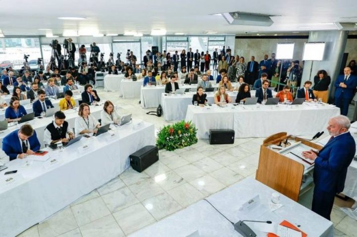 “Enquanto eu for presidente, não tem privatização”, diz Lula sobre Correios