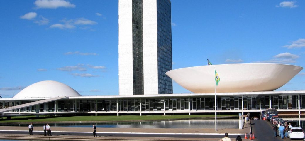 Projeto de lei prevê desconto na compra de carros para idosos no Brasil