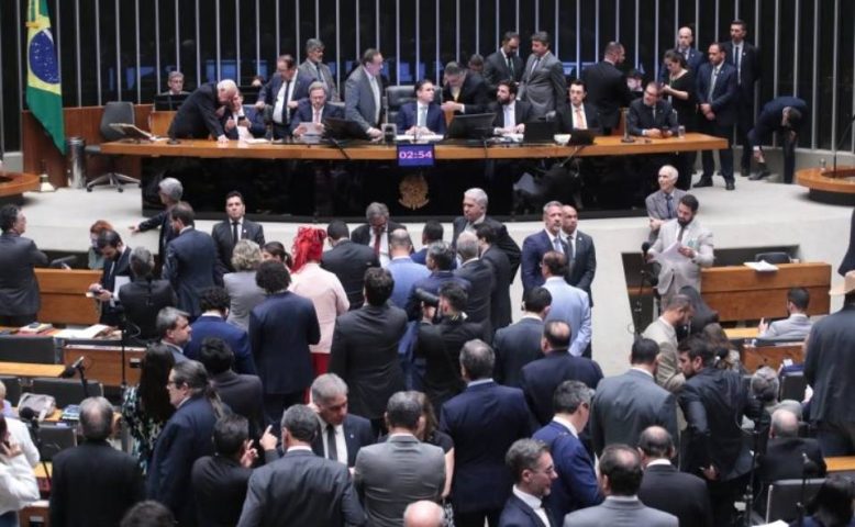 Câmara dos Deputados aprova PL que pode reduzir penas de Jair Bolsonaro e outros réus por tentativa de golpe