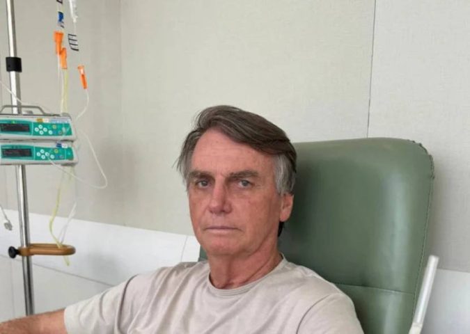 Jair Bolsonaro recebe alta hospitalar e retorna à prisão da PF em Brasília