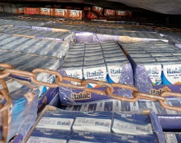 Carga de produtos alimentícios avaliada em cerca de R$ 400 mil é apreendida em trecho da BR-242 na Bahia