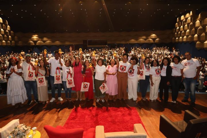 Formatura de alfabetizados em Feira de Santana celebra histórias de superação