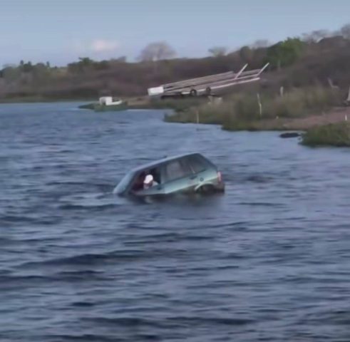Vídeo: carro cai em trecho de rio entre cidades de Santo Estêvão e Cabeceiras do Paraguaçu