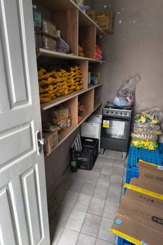 Estabelecimento que manipulava alimentos sem autorização é interditado em Feira de Santana