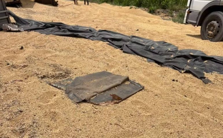 Carreta carregada com soja tomba e provoca congestionamento na BR-324