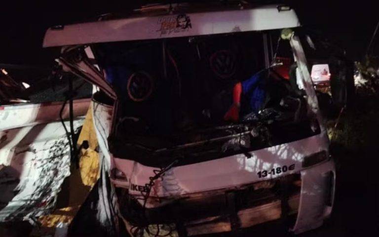 Duas pessoas morrem após batida entre três caminhões e um ônibus na BR-116 na Bahia