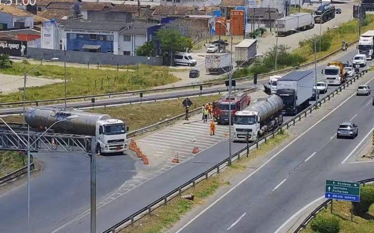 Produto químico vaza após carreta quebrar na BR-324 em Feira de Santana