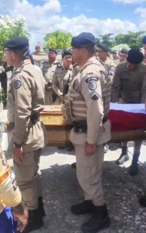 Policial militar que morreu após confronto com suspeitos no interior da Bahia é sepultado