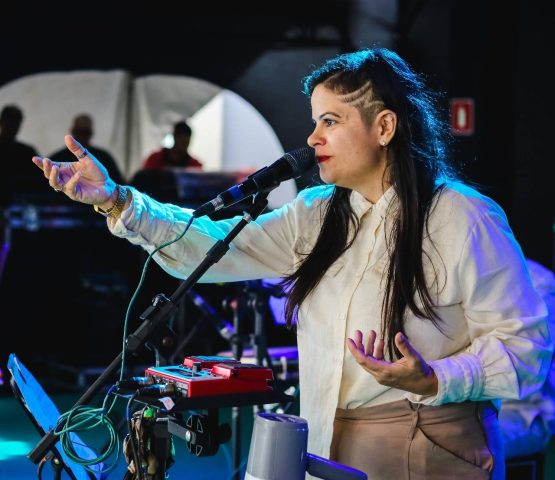 Poeta de Feira de Santana circula projeto de poesia e performance em três cidades baianas