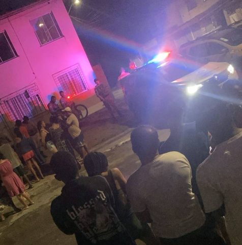 Homem morre e mulher fica ferida após tiros em residencial no bairro Asa Branca, em Feira de Santana