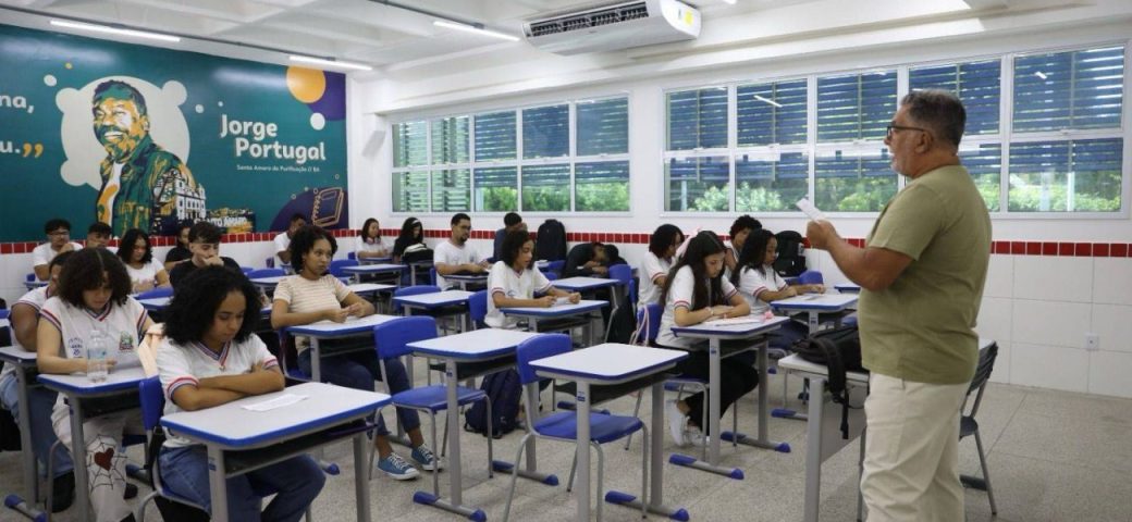 Rede estadual da Bahia organiza seleção para contratar quase 3 mil profissionais de Educação
