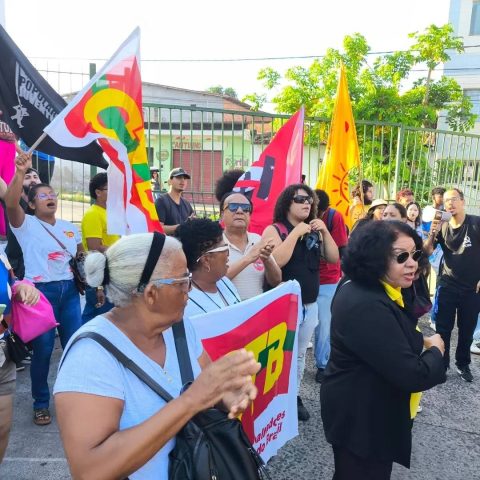 Aumento da passagem de ônibus provoca bloqueio no Terminal Central de Feira de Santana