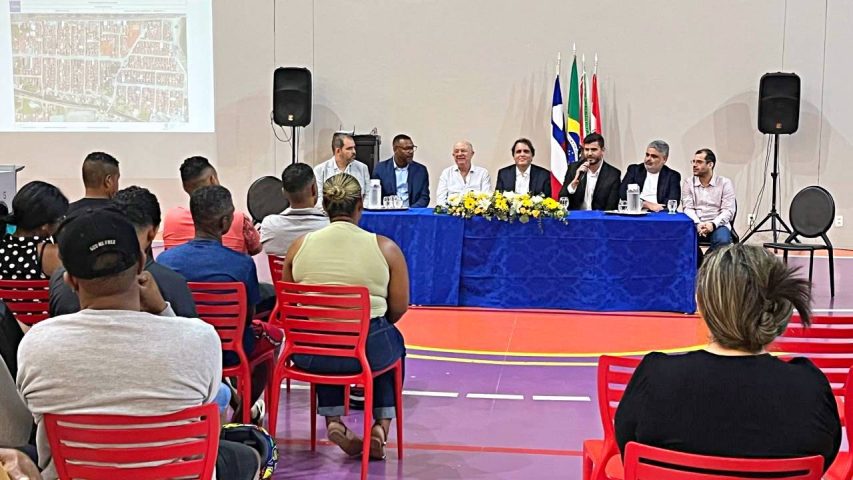 Prefeitura entrega escrituras para moradores da comunidade Pato Branco, em Feira de Santana