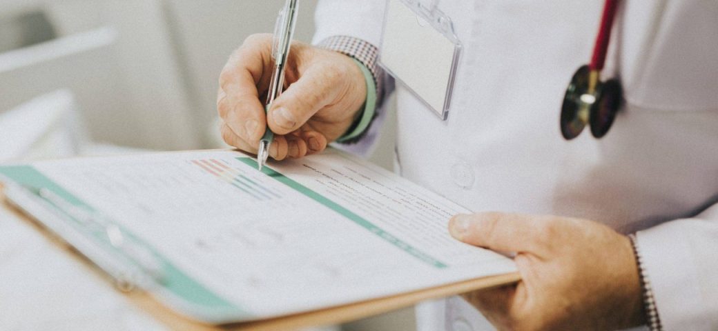 Após fake news, Conselho Federal de Medicina afirma que atestado médico em papel seguirá sendo aceito em 2026