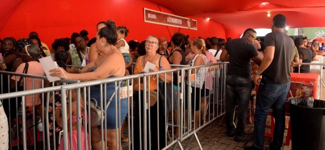 Prefeitura de Salvador inicia entrega de kits e cartões de transporte para ambulantes do Carnaval 2026