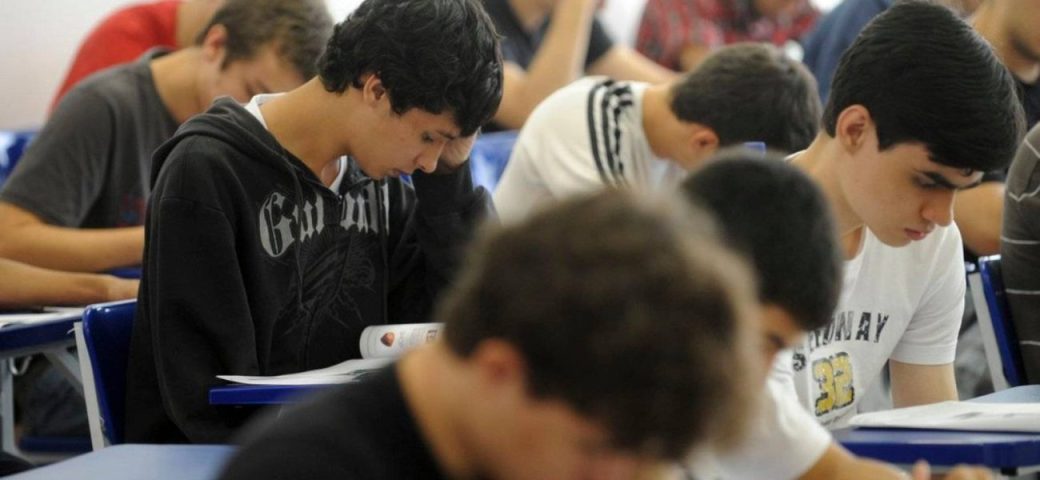 Segundo ministro da Educação, restrição ao uso de celulares melhorou aprendizado no Brasil