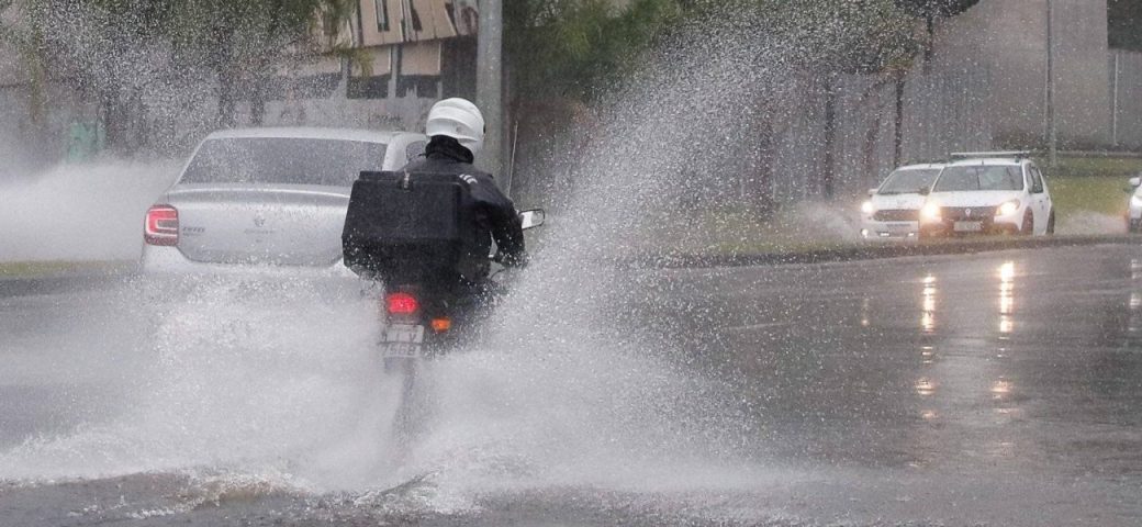 Inmet emite alerta laranja de chuvas para 43 cidades da Bahia