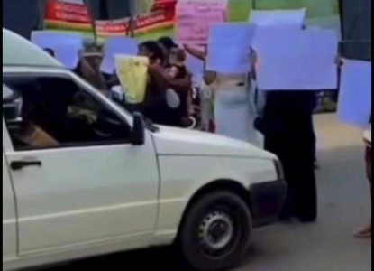 Motorista fura manifestação e dispara tiros em frente ao Conjunto Penal de Feira de Santana