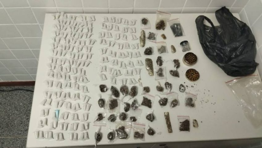 Polícia apreende mais de 200 pinos de cocaína e porções de outras drogas em Feira de Santana