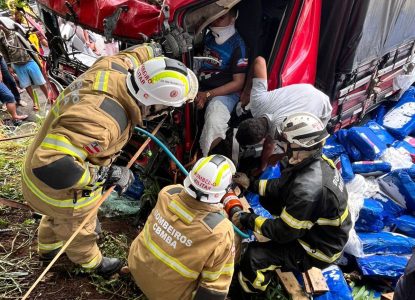 Bombeiros retiram vítima presa nas ferragens após colisão entre dois caminhões na BR-242 na Bahia