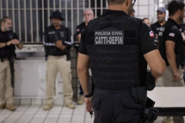 Jovem de 19 anos suspeito de ser gerente do tráfico de drogas em Santo Antônio de Jesus é preso