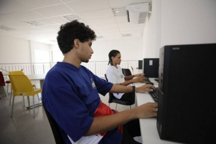 Secretaria de Educação estabelece diretrizes para uso da inteligência artificial em salas de aula na Bahia