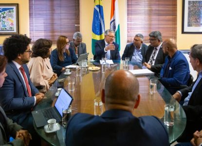 Acordo entre farmacêuticas da Bahia e Índia permite fabricação de medicamento contra câncer no estado