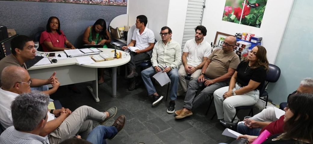 Empresários e representantes da Prefeitura de Feira de Santana discutem regularização de outdoors