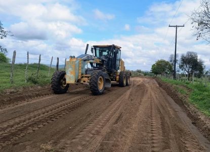 Estradas da zona rural de Feira de Santana voltam a passar por manutenção