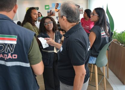 Procon Feira fiscaliza cumprimento da lei dos 15 minutos em agência da Coelba