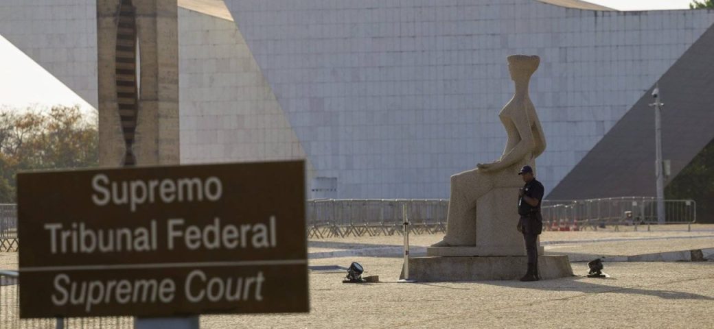 Alexandre de Moraes e Flávio Dino votam para manter Jair Bolsonaro preso na Papudinha