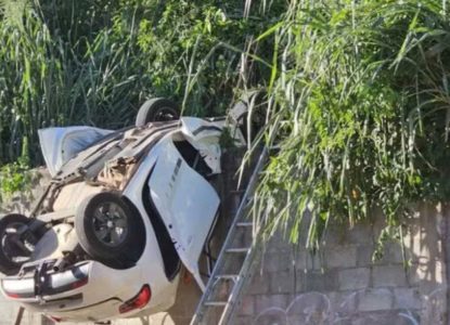 Carro despenca 17 metros de prédio em Salvador e deixa adolescente preso às ferragens